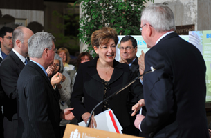 Photo of incoming UConn President Susan Herbst greeting outgoing President Phil Austin